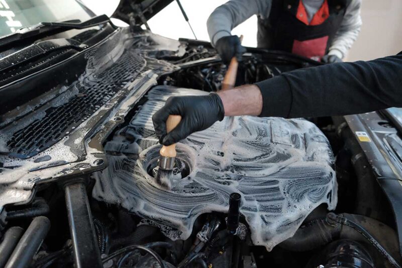 Wie man einen Automotor zu Hause wäscht und ob man es tun sollte oder nicht