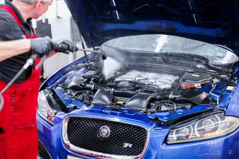 Wie man einen Automotor zu Hause wäscht und ob man es tun sollte oder nicht