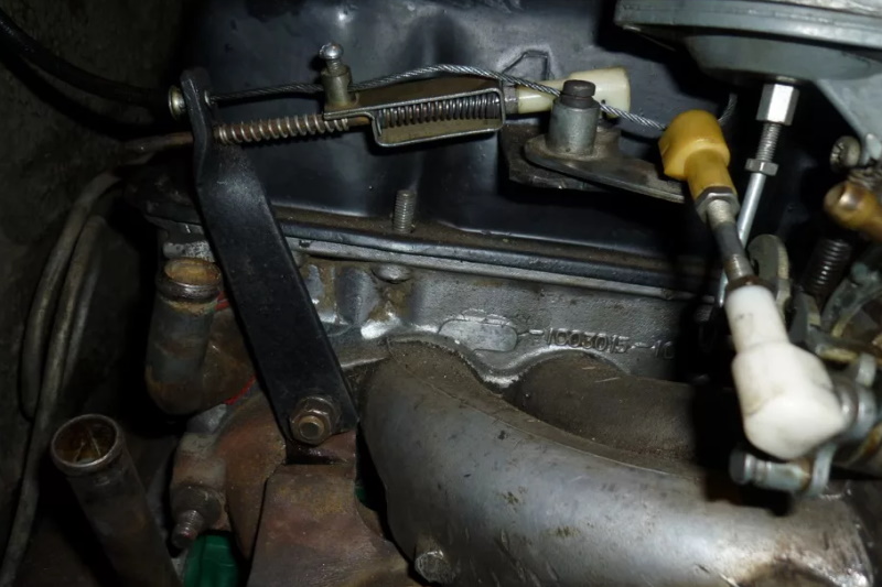 Das Auto geht aus, wenn das Gaspedal gedrückt wird