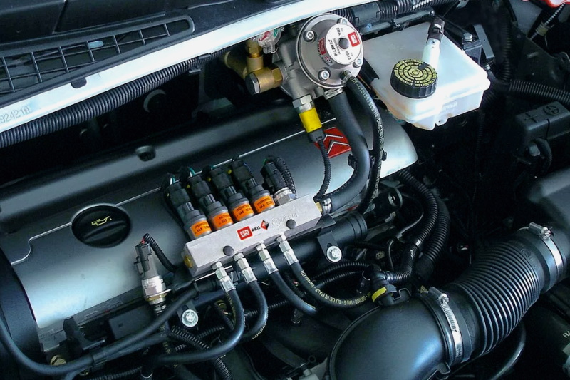 Das Auto geht aus, wenn das Gaspedal gedrückt wird